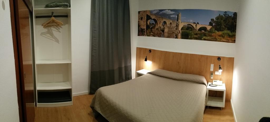 Hostal Restaurante Cornella Cornellà de Llobregat Eksteriør bilde