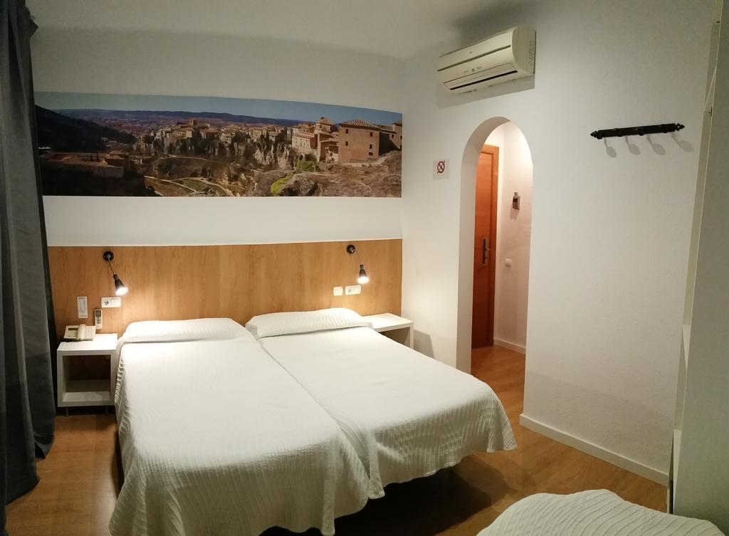 Hostal Restaurante Cornella Cornellà de Llobregat Eksteriør bilde