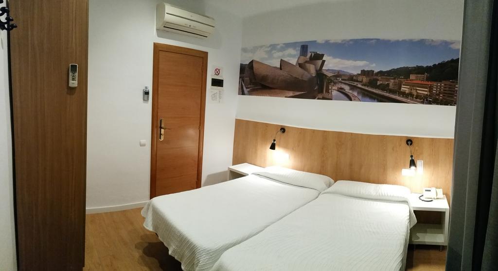 Hostal Restaurante Cornella Cornellà de Llobregat Eksteriør bilde