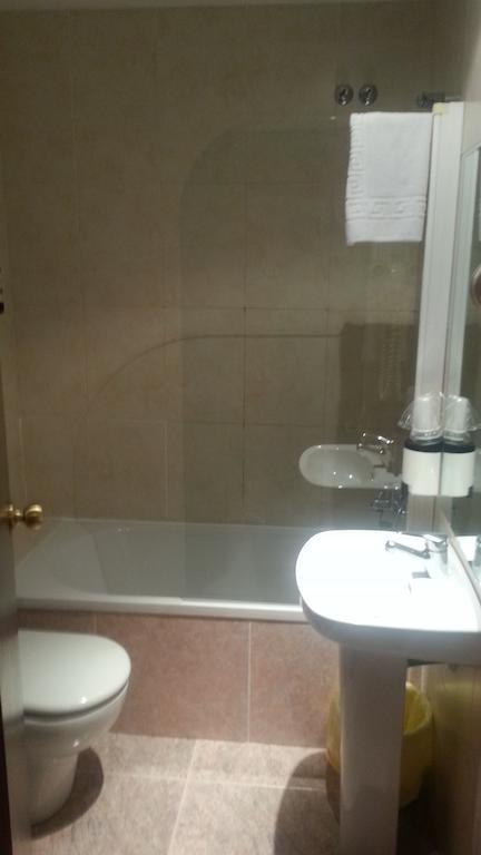 Hostal Restaurante Cornella Cornellà de Llobregat Rom bilde