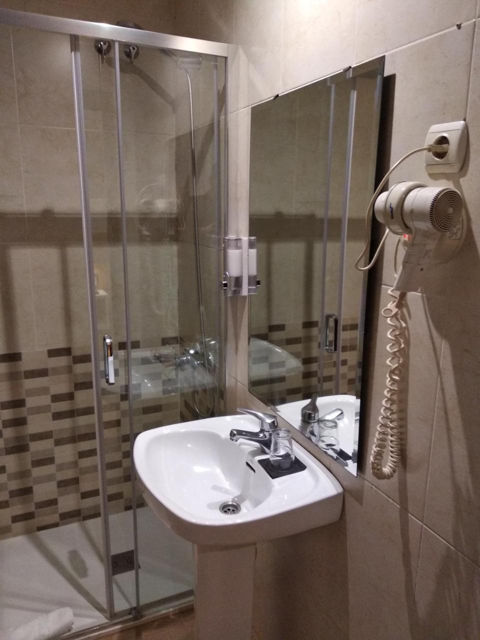 Hostal Restaurante Cornella Cornellà de Llobregat Eksteriør bilde